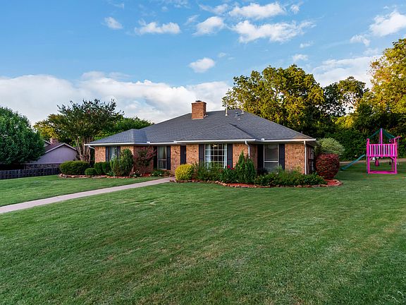 3rd image of 301 Wildwood Ln