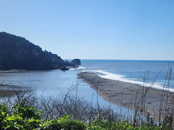 921 Pj Murphy Mem Dr, Klamath, CA 95548