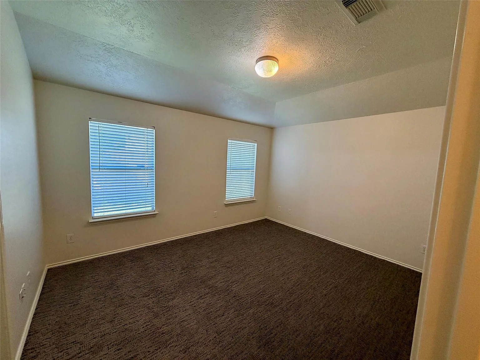 4 bed, 2.0 bath, 1322 sqft, $1,790 — Photo 3