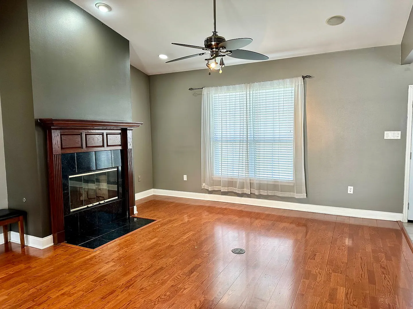 Spacious 3-Bedroom 2-Bathroom Brick Home — Photo 4