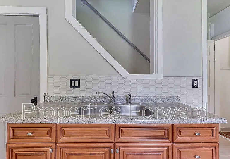673 E Sycamore St — Photo 14
