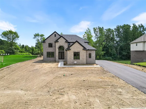 2185 Heidi Dr, Oxford, MI 48370