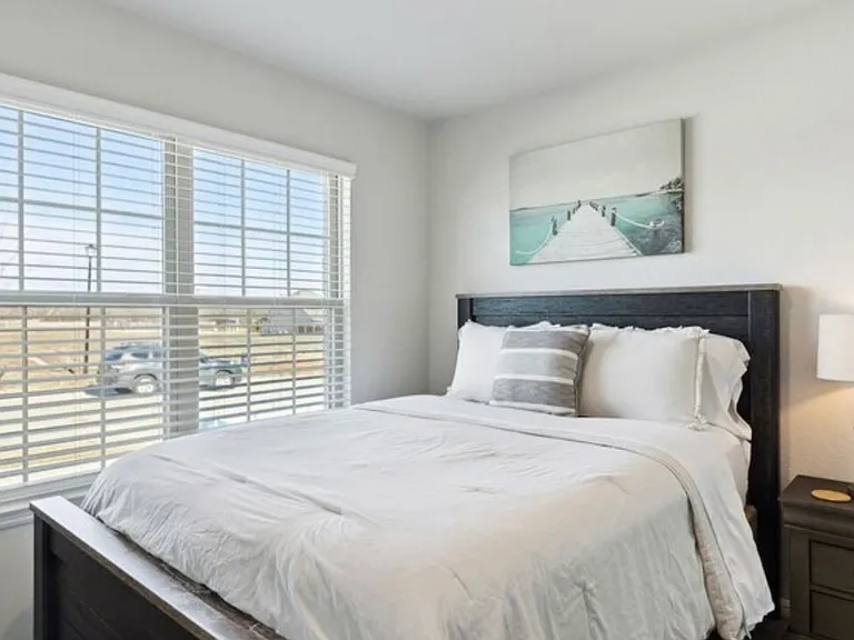425 Waterman Ave — Photo 8