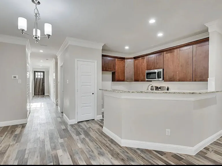 1707 Ash Crescent St — Photo 2