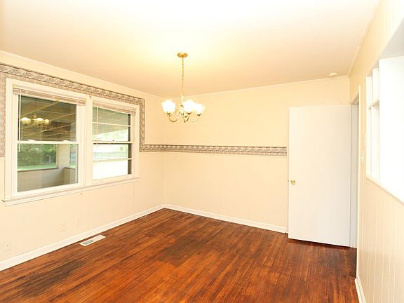 3rd image of 6 Richmond Dr