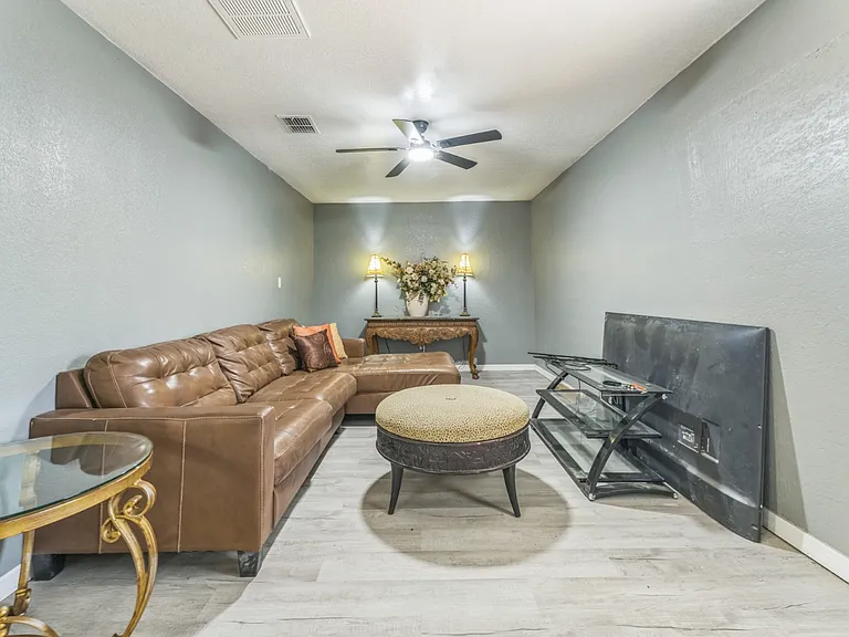 465 Rio Grande Ln #B — Photo 9