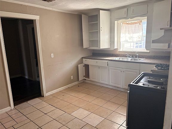 5th image of 9422 Crestview Dr