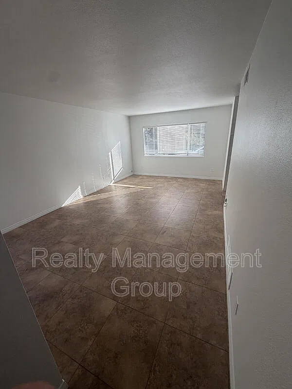 3 bed, 2.0 bath, 1210 sqft, $3,400 — Photo 3