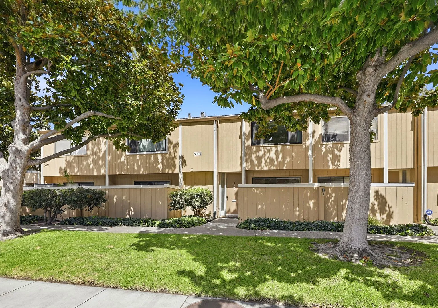 Wow! What a Great Home! Available Now! — Photo 4