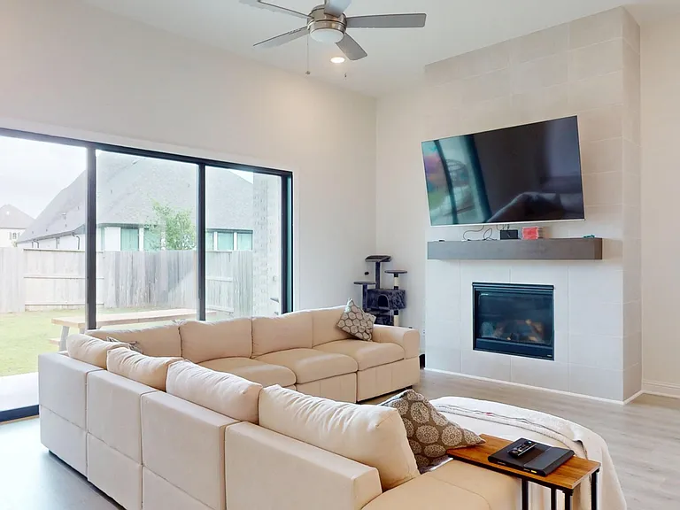 4611 Columbus Dr — Photo 3