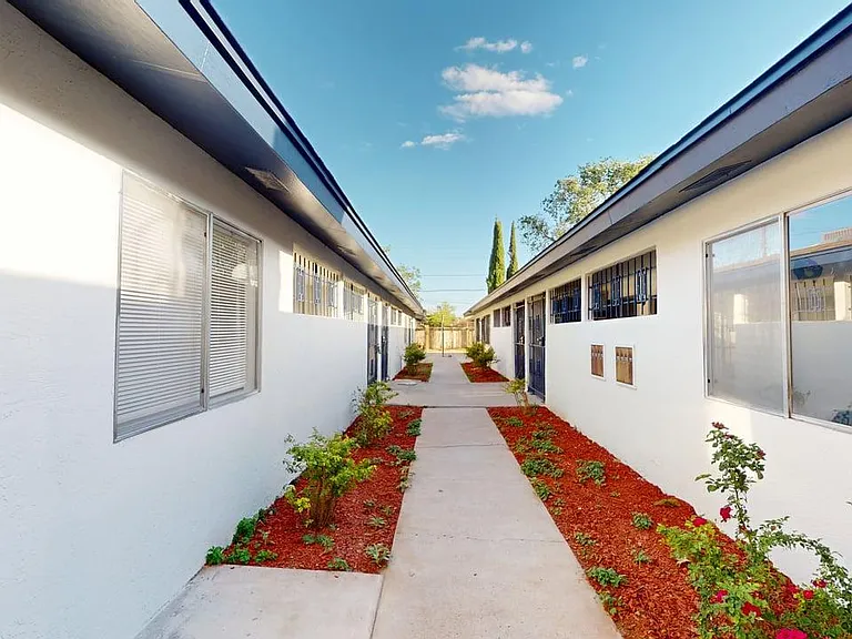 Renovated, Large UNM Area 2 Bed Apt w/ Washer / Dryer and Private Yard — Photo 35