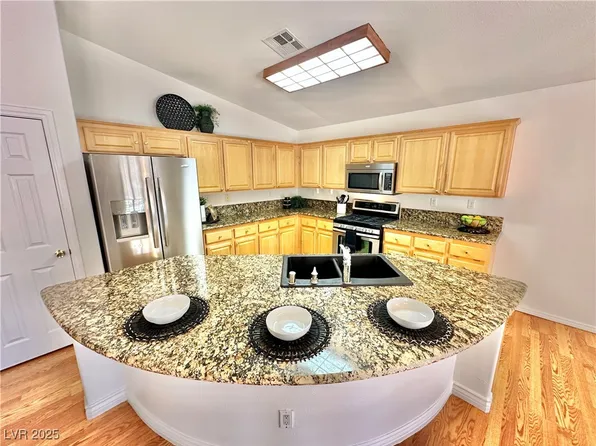 8221 Cabin Springs Ave, Las Vegas, NV 89131