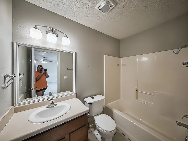 102 NW Park St #1 — Photo 12