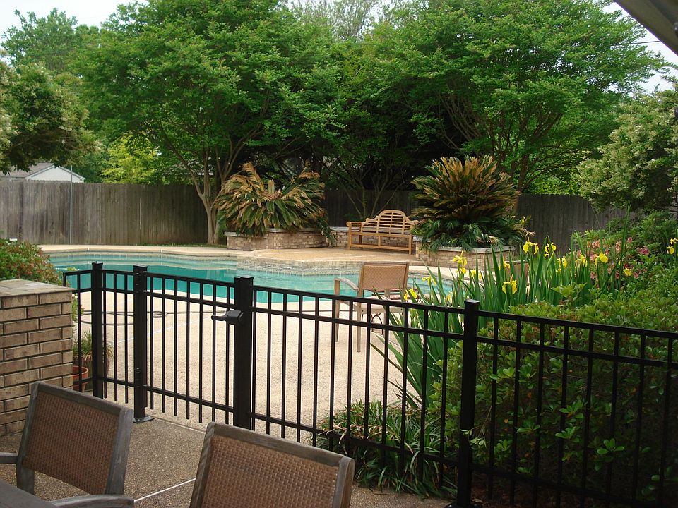 Fenced pool, built in grill, patios