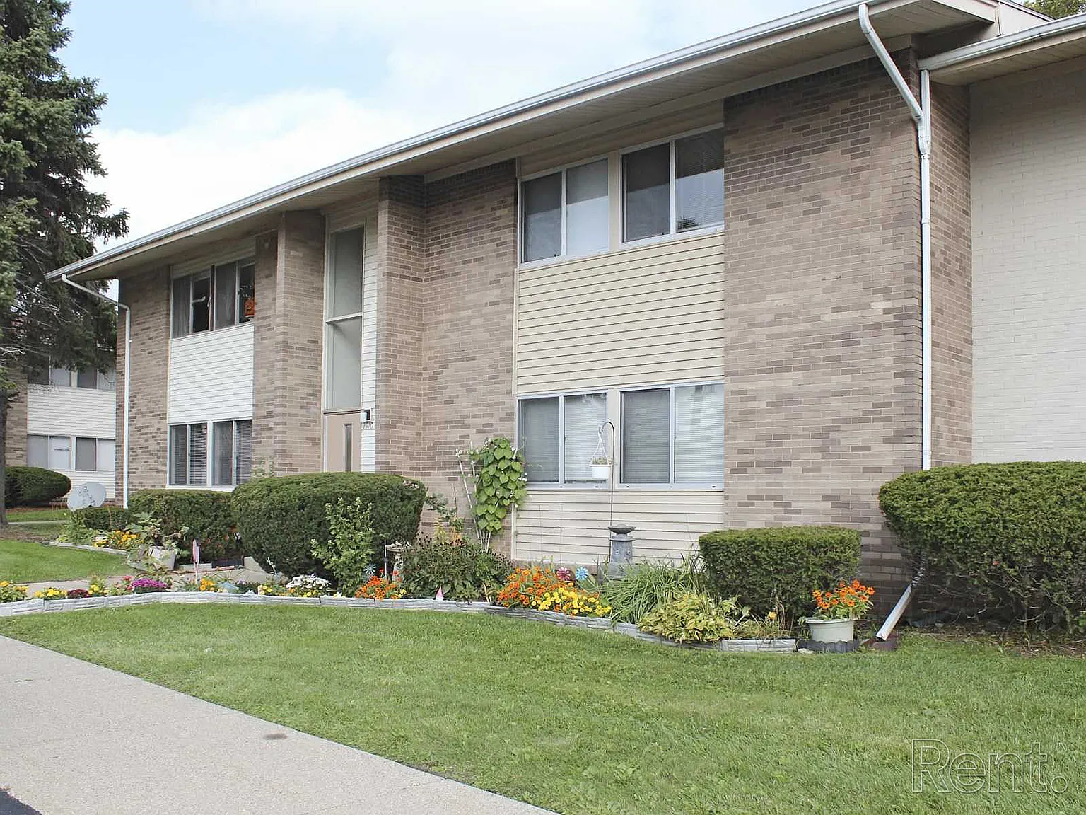 Camelot Apartments — Photo 4