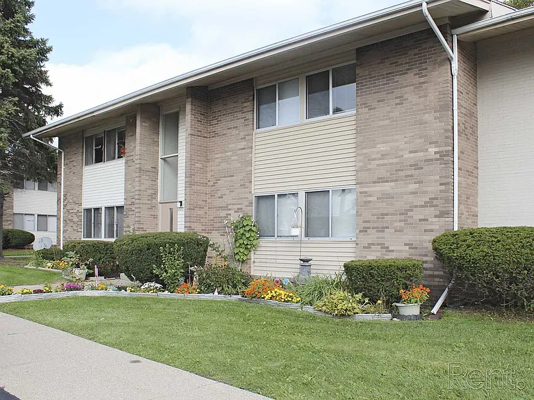 Camelot Apartments — Photo 4