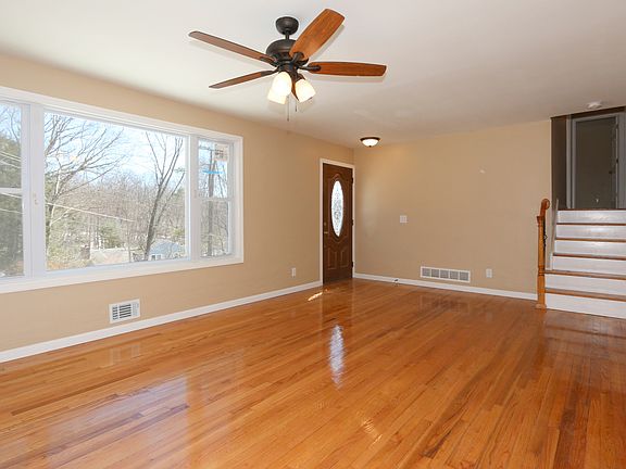 3rd image of 29 Glenna Dr