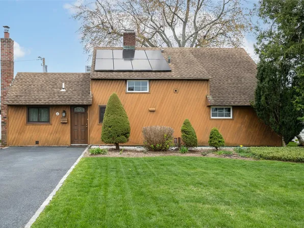 17 Plant Lane, Westbury, NY 11590