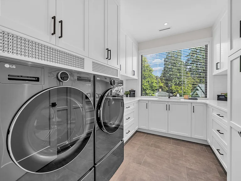 372 Moyne Dr — Photo 18