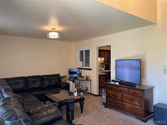 4th image of 475 Hickory St
