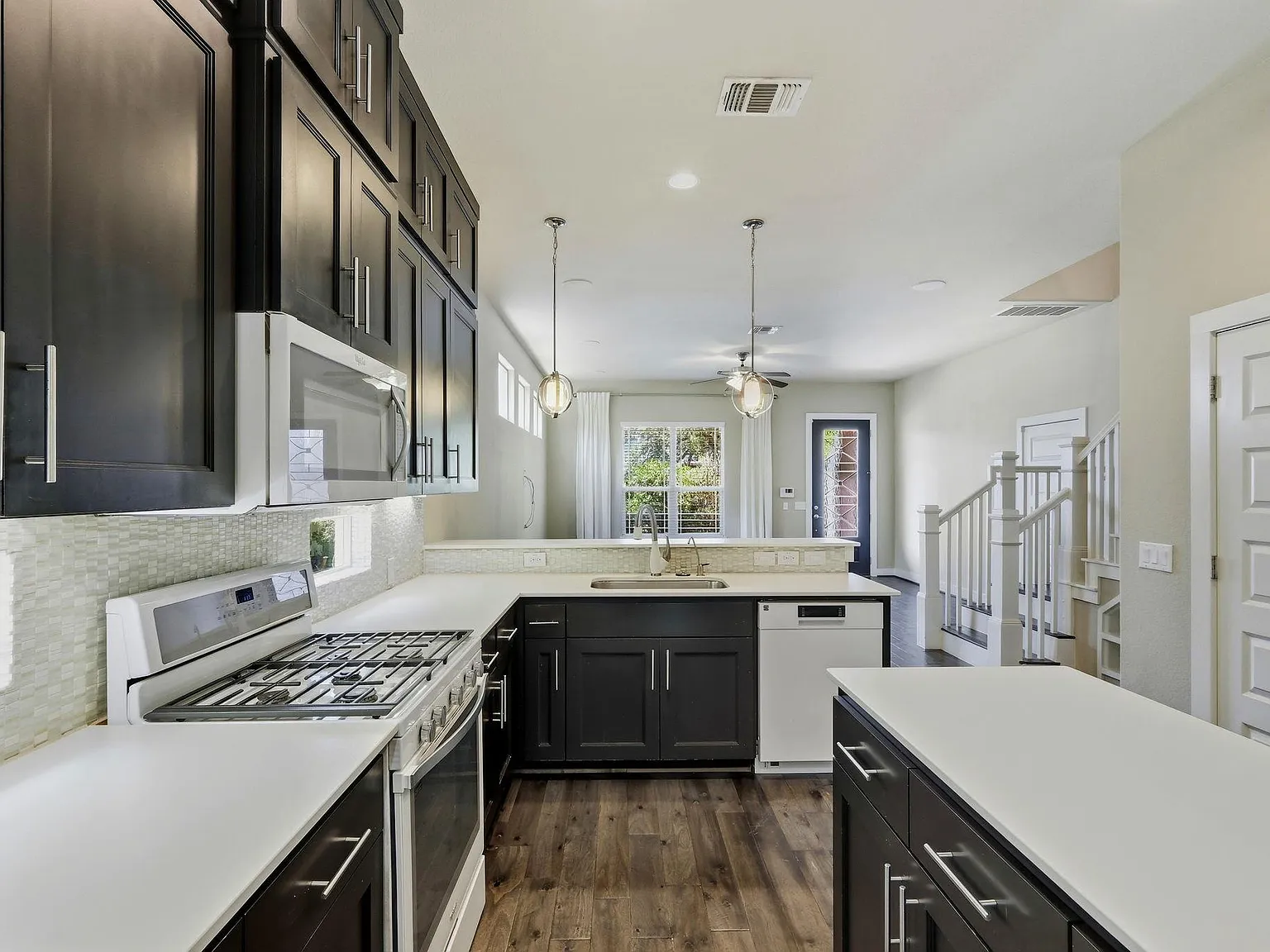 4 bed, 3.5 bath, 2326 sqft, $3,000 — Photo 4