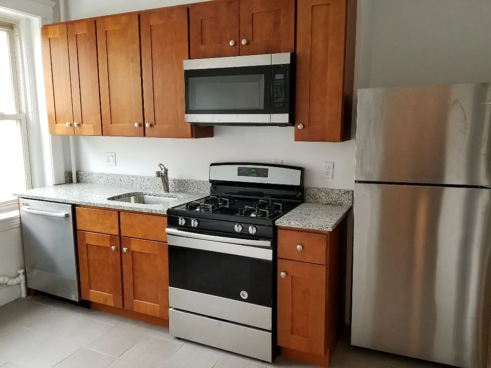 231 Freeman St #4