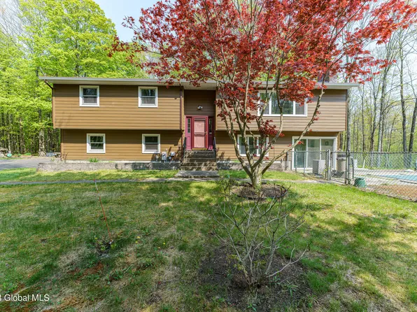 567 Kinns Road, Clifton Park, NY 12065