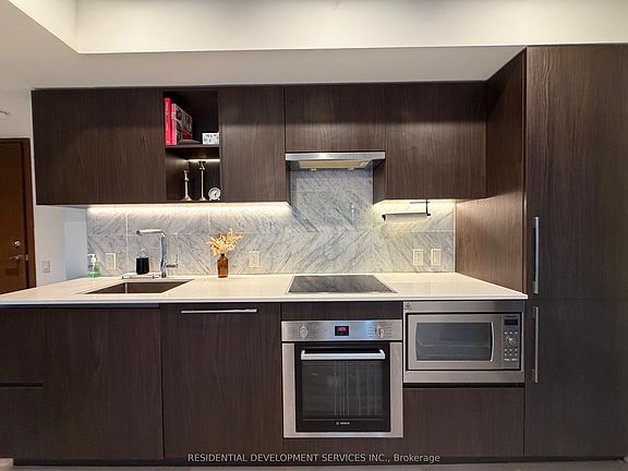 5th image of 17 Bathurst St #906