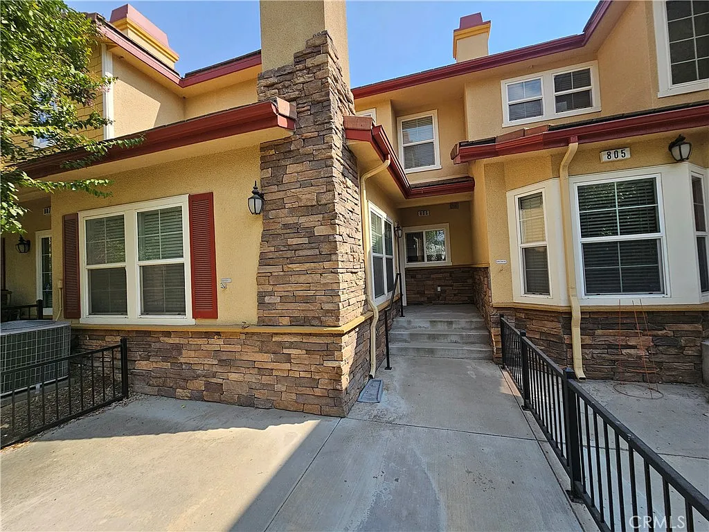3 bed, 2.5 bath, 1600 sqft, $3,200 — Photo 3