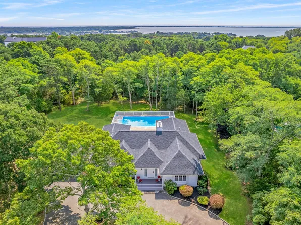 24 Blackwatch Ct, Southampton, NY 11968