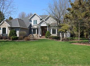 1525 Hidden Acres Ln, Neenah, WI 54956
