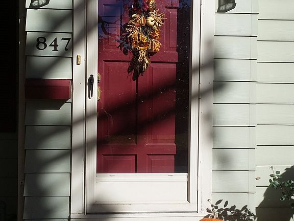 4th image of 847 Prickett Ave