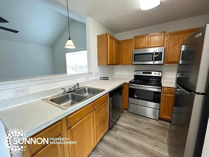 3 bed, 2.0 bath, 1097 sqft, $1,750 — Photo 2