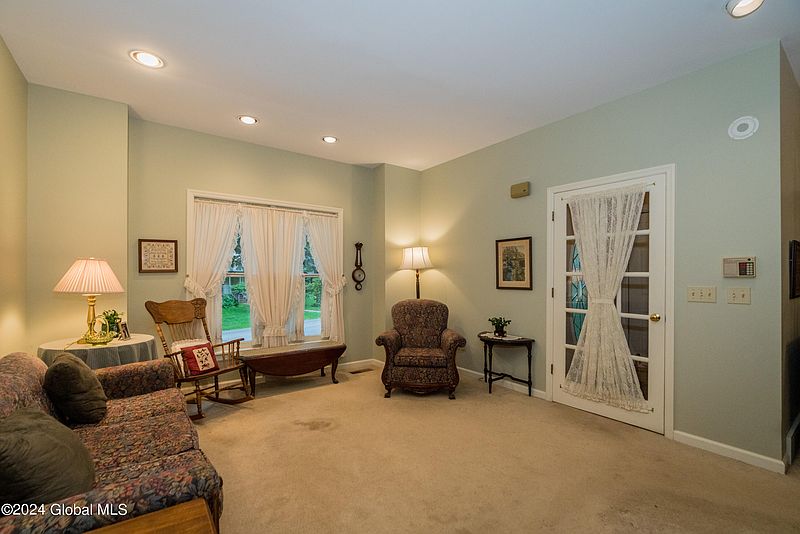 4th image of 38 Sarazen Street