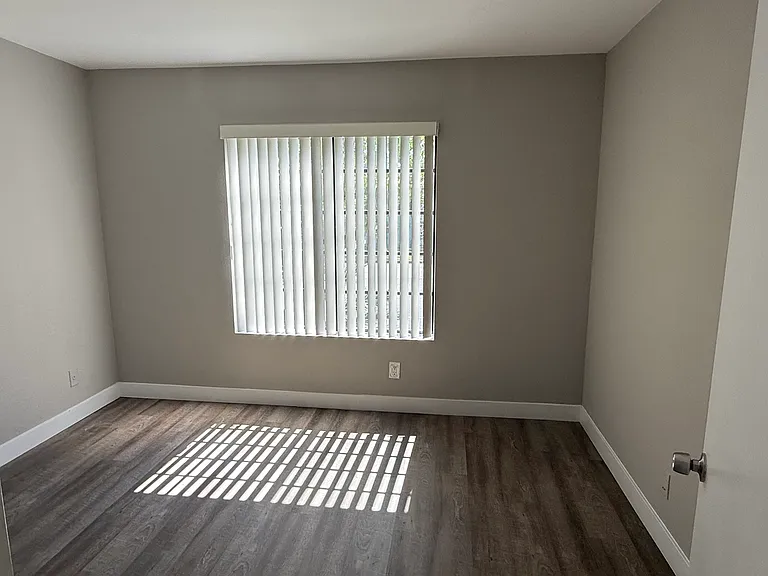 Burbank Apartments — Photo 14