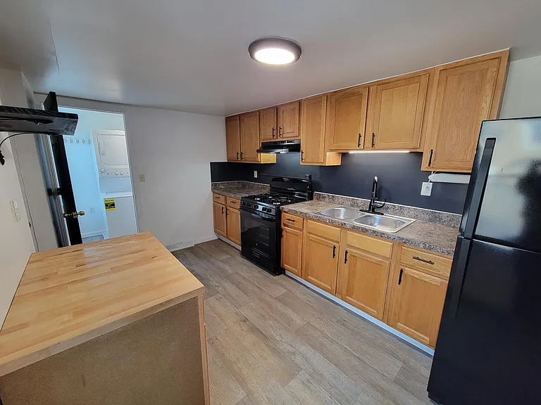 139 N Pine St — Photo 9