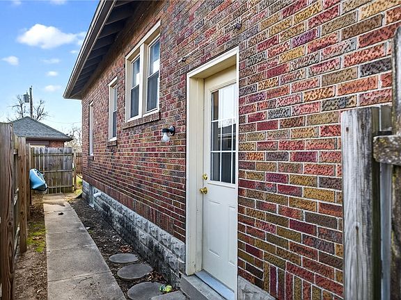 5th image of 638 Sennett St