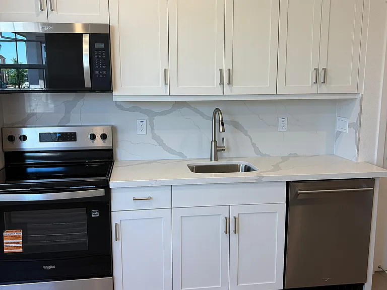 252 W Rustica Dr — Photo 2