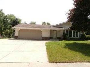 535 E Golden Ln, Oak Creek, WI 53154