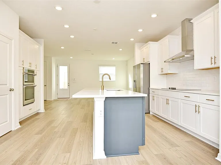 2948 Voyager Ave — Photo 3