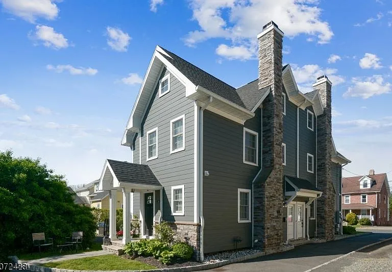 24 Blaine St #A — Photo 2
