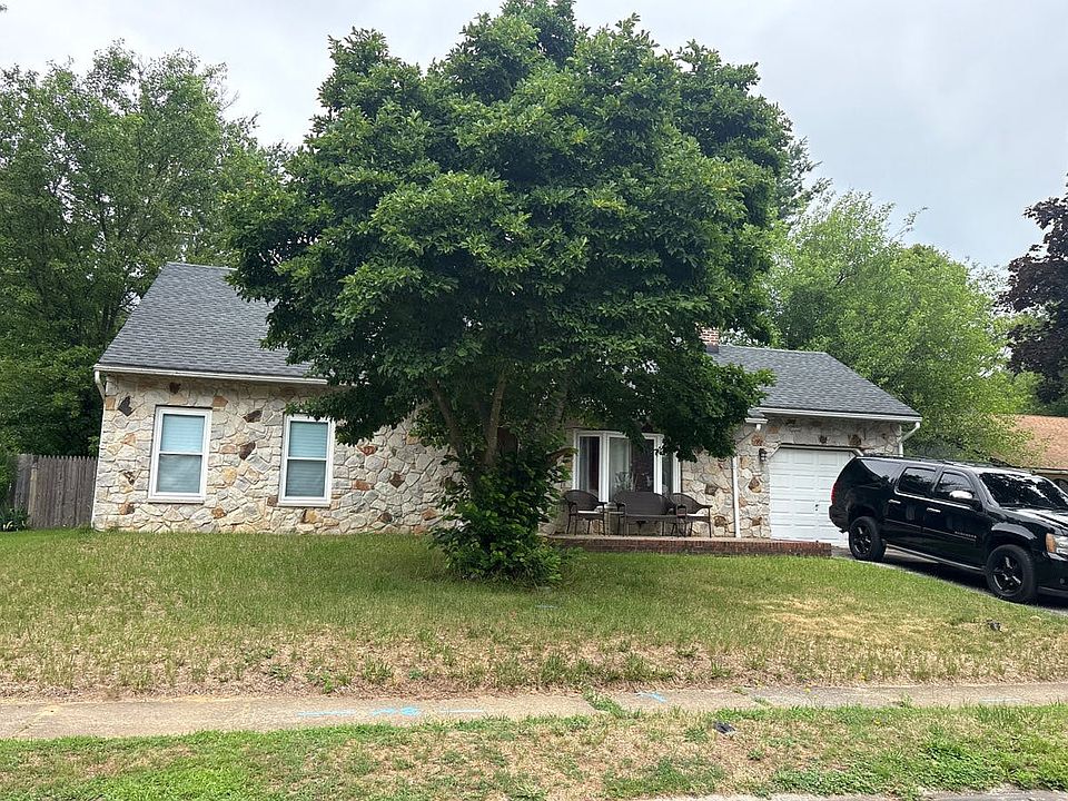 1st image of 124 Eastmont Ln