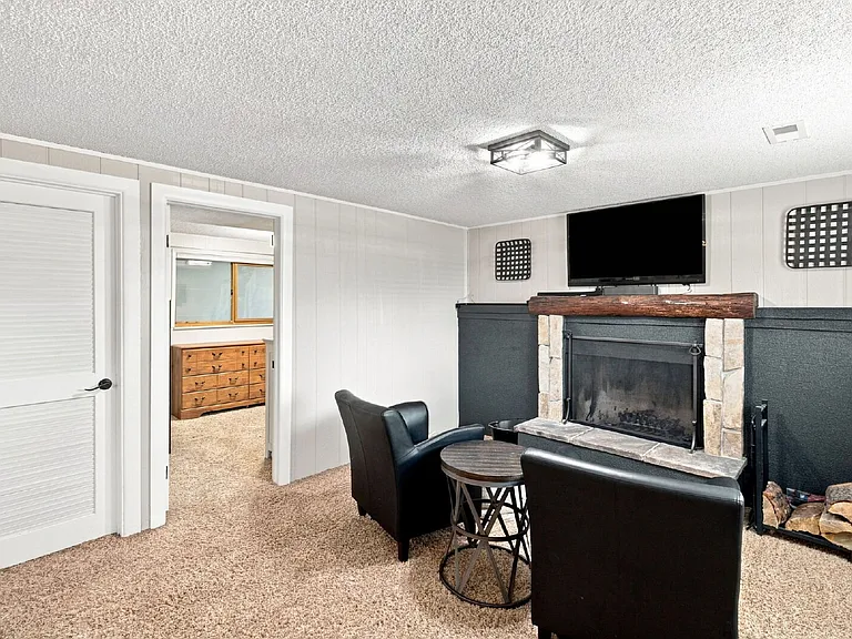 702 Squire St — Photo 26