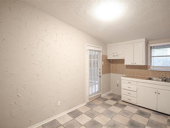 4th image of 610 Henderson Cir