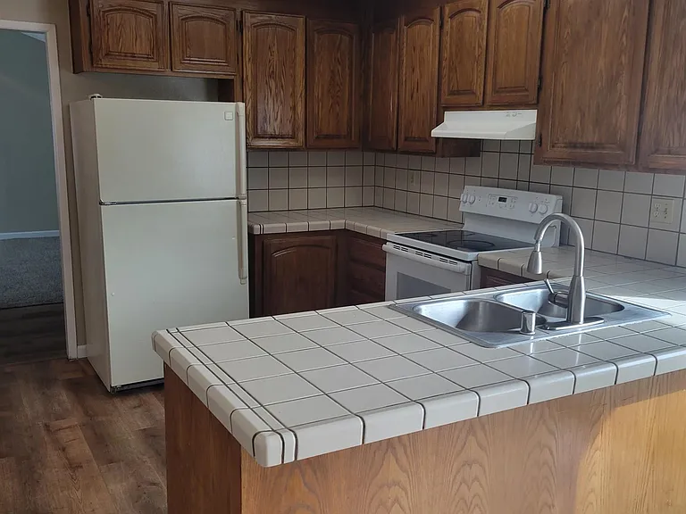 906 Coral Dr — Photo 4