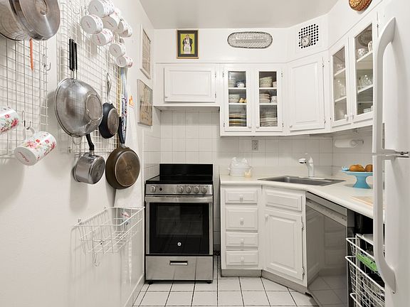 5th image of 426 W 23rd St APT 2F