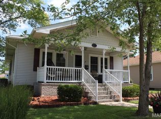 977 Whitelaw Ave, Wood River, IL 62095