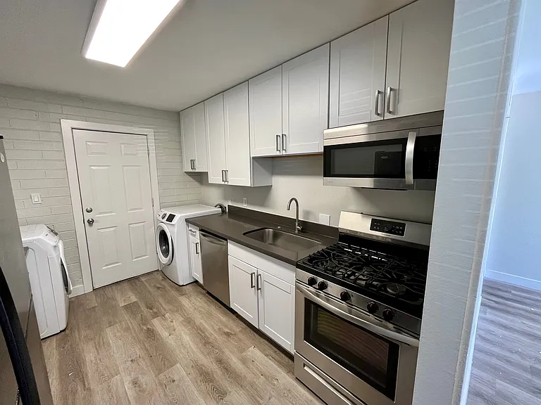 221 N Elm St #C — Photo 12