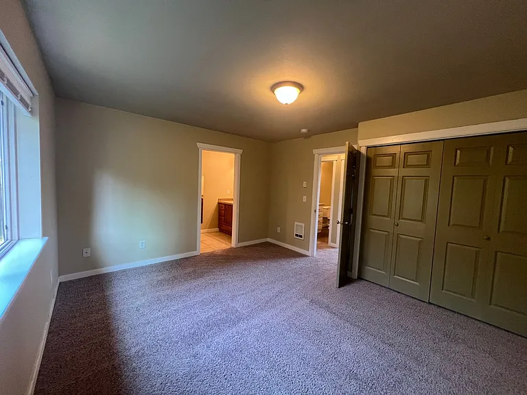 909 Gladstone St — Photo 12