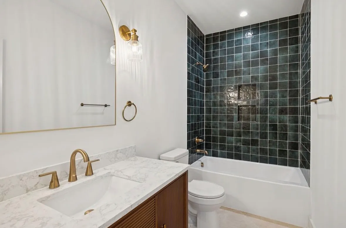 4 bed, 2250 sqft, $1,100 — Photo 3